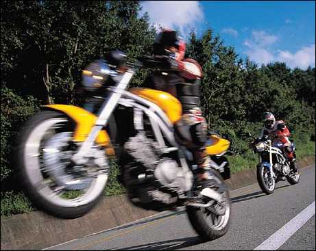 Hyosung GT650 wheelie.jpg