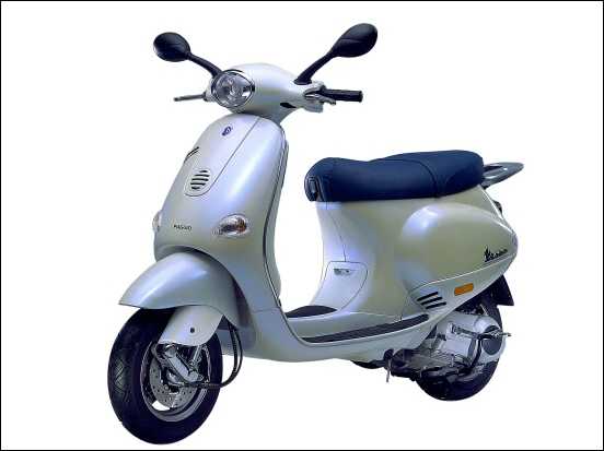 Vespa ET 3qtr LH Fr.jpg
