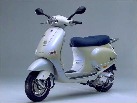 Vespa ET 3qtr LH fr 2 Perla.jpg
